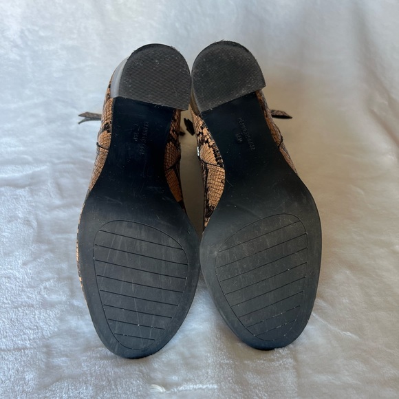 KENNETH COLE
Block Heel Zip-Up Booties - Picture 6 of 7